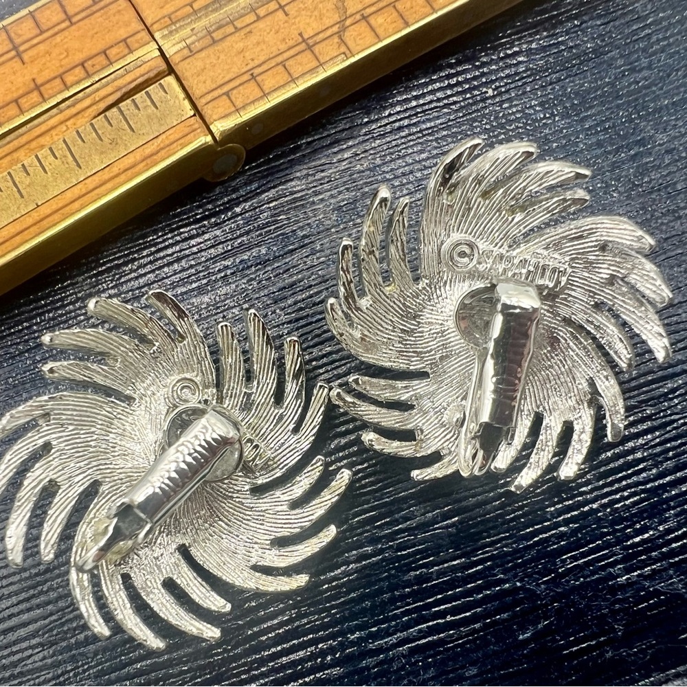 Vintage SARAH COVENTRY clip on silver tone flower faux pearl earrings - Picture 6 of 6